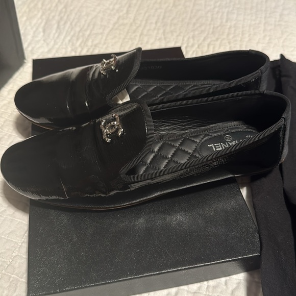 Chanel Vintage Look Loafers Gloss Texture Black Silver Logo 38.5 luxury find !! - Picture 4 of 15